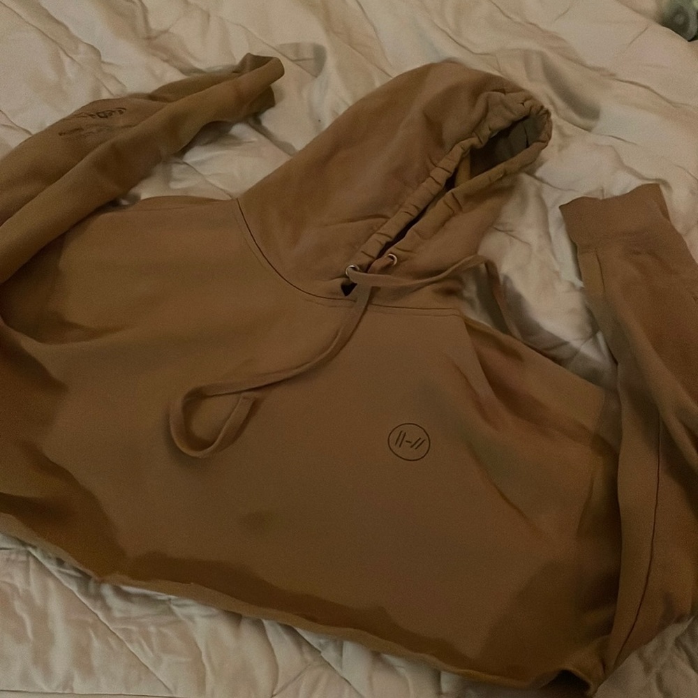 I’m selling a crop top hoodie